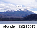 雪が残る湖畔の富士山 89239053