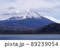 雪が残る湖畔の富士山 89239054