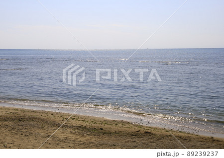 沖縄のビーチ（曇り空） 89239237