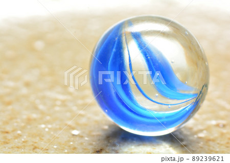 青いビー玉の写真素材 [89239621] - PIXTA 