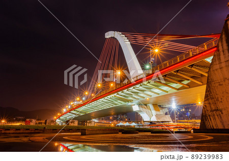 Sunset Twilight view of the Dazhi Bridge 89239983