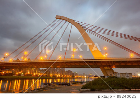 Sunset Twilight view of the Dazhi Bridge 89240025