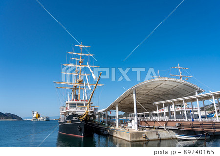 兵庫県南あわじ市 福良港に停泊中の鳴門海峡うずしおクルーズ用の咸臨丸 兵庫県南あわじ市 福良港に停泊中の鳴門海峡うずしおクルーズ用の咸臨丸 89240165