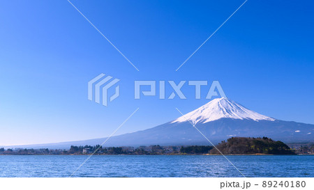(山梨県)快晴の空と富士山・河口湖 (山梨県)快晴の空と富士山・河口湖 89240180