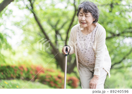 膝が痛いシニア女性 89240596