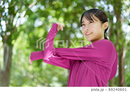 公園でストレッチをする女性 公園でストレッチをする女性 89240601