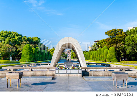 広島県 広島平和記念公園　～慰霊碑と原爆ドーム～ 89241153