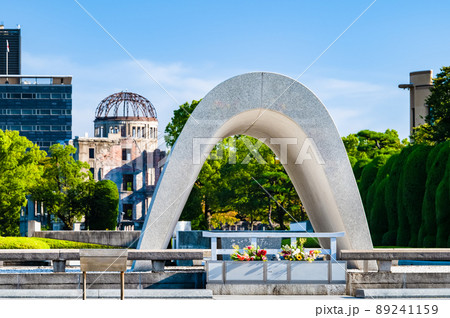 広島県 広島平和記念公園　～慰霊碑と原爆ドーム～ 89241159