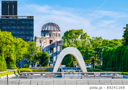広島県 広島平和記念公園　～慰霊碑と原爆ドーム～ 89241169