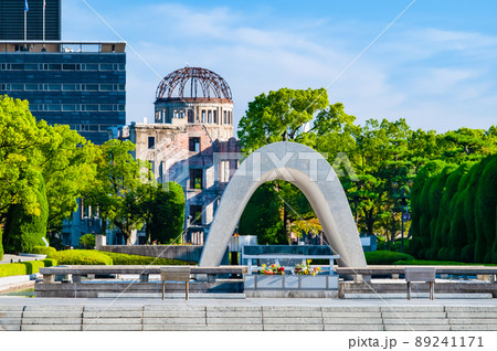 広島県 広島平和記念公園　～慰霊碑と原爆ドーム～ 89241171