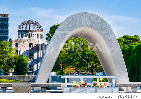 広島県 広島平和記念公園　～慰霊碑と原爆ドーム～ 89241177