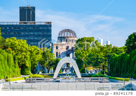 広島県 広島平和記念公園　～慰霊碑と原爆ドーム～ 89241179