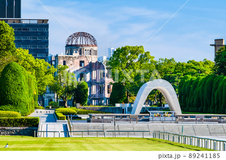 広島県 広島平和記念公園　～慰霊碑と原爆ドーム～ 89241185