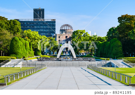 広島県 広島平和記念公園　～慰霊碑と原爆ドーム～ 89241195