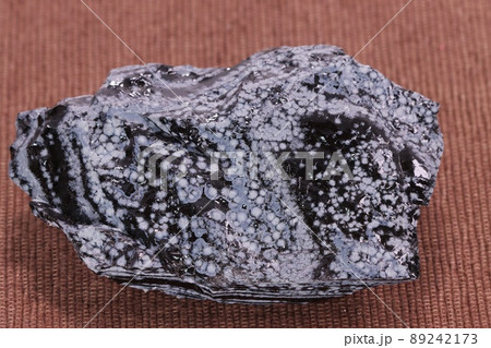 黒い黒曜石中に雪の結晶のような白いクリストバル石 鉱物標本 長野県 和田峠産の写真素材 [89242173] - PIXTA
