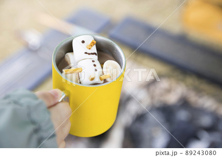 アウトドアイメージ　マシュマロ入りココアを持つ子供手元 89243080