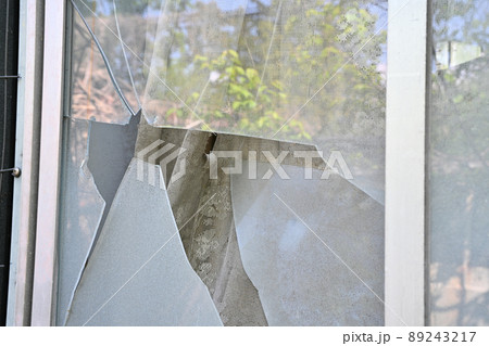 住宅の割れた窓ガラス 住宅の割れた窓ガラス 89243217