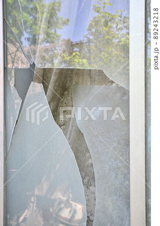 住宅の割れた窓ガラス 住宅の割れた窓ガラス 89243218