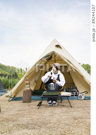 ソロキャンプイメージ　珈琲豆を挽く若い女性 89244107