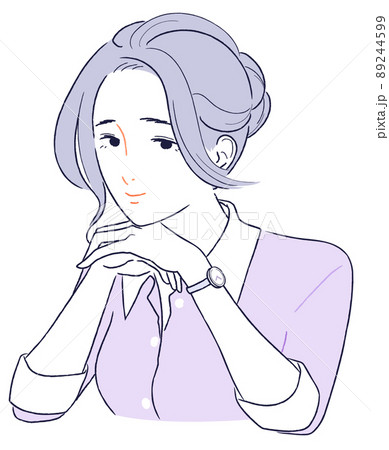 頬杖をついて微笑むワイシャツ姿の大人の女性 89244599