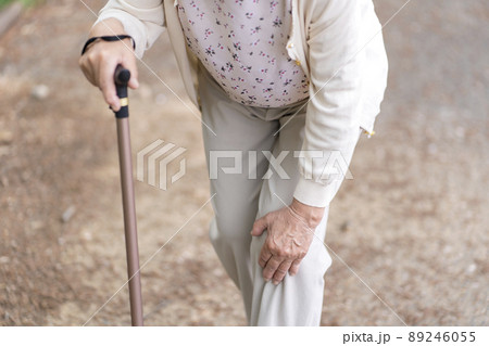 膝が痛いシニア女性 ボディパーツ パーツカット 膝が痛いシニア女性 ボディパーツ パーツカット 89246055