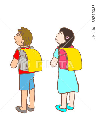 ランドセルを背に不安な表情を見せる小学1年生の男の子と女の子のイラスト 89246083