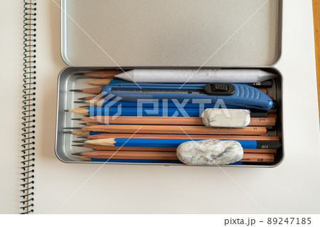 デッサン用鉛筆、擦筆、ねりゴム、カッターナイフが入った筆箱 デッサン用鉛筆、擦筆、ねりゴム、カッターナイフが入った筆箱 89247185