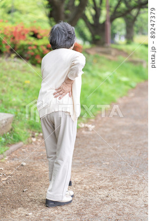 腰が痛いシニア女性　ボディパーツ　パーツカット 89247379