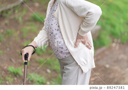 腰が痛いシニア女性　ボディパーツ　パーツカット 89247381