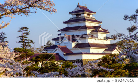 桜に囲まれ朝日を浴び輝く鶴ヶ城 福島県 桜に囲まれ朝日を浴び輝く鶴ヶ城 福島県 89247616