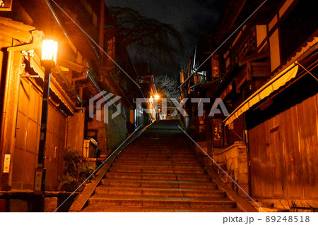 夜の祇園散歩_二寧坂・産寧坂・八坂・ねねの小径の京都観光_ライトアップと石畳の道 89248518