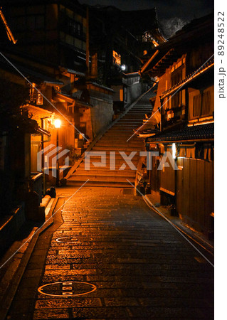 夜の祇園散歩_二寧坂・産寧坂・八坂・ねねの小径の京都観光_ライトアップと石畳の道 89248522