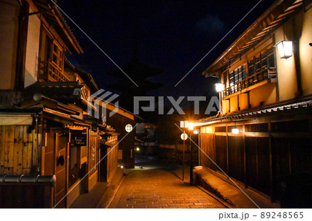 夜の祇園散歩_二寧坂・産寧坂・八坂・ねねの小径の京都観光_ライトアップと石畳の道 夜の祇園散歩_二寧坂・産寧坂・八坂・ねねの小径の京都観光_ライトアップと石畳の道 89248565