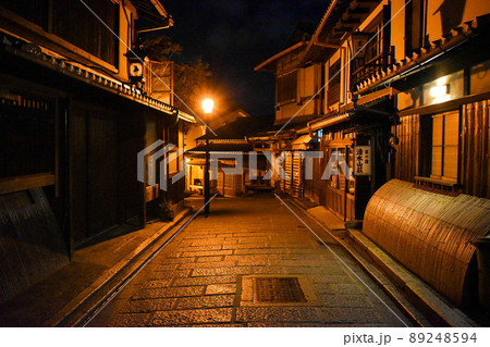 夜の祇園散歩_二寧坂・産寧坂・八坂・ねねの小径の京都観光_ライトアップと石畳の道 89248594