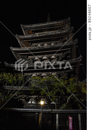 夜の祇園散歩_二寧坂・産寧坂・八坂・ねねの小径の京都観光_ライトアップと石畳の道 89248607