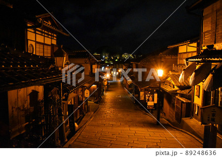 夜の祇園散歩_二寧坂・産寧坂・八坂・ねねの小径の京都観光_ライトアップと石畳の道 夜の祇園散歩_二寧坂・産寧坂・八坂・ねねの小径の京都観光_ライトアップと石畳の道 89248636
