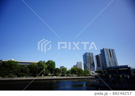 天王洲アイル　新たにおしゃれに開発された寺田倉庫エリア　水辺のカフェ・ウッドデッキ／ボードウォーク 89249257