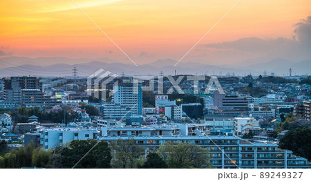 日本の横浜都市景観　あざみ野駅方面の街並みを望む 89249327