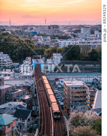 日本の横浜都市景観　夕焼けに映えるあざみ野駅方面の街並みを望む（手前は横浜市営地下鉄ブルーライン） 89249329