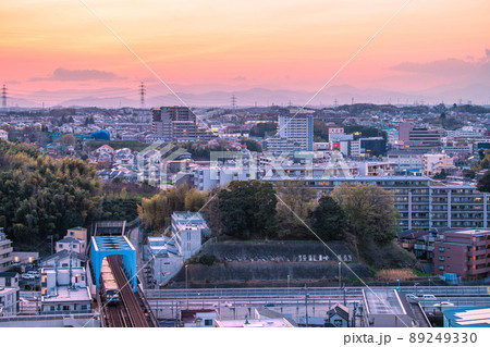 日本の横浜都市景観 夕焼けに映えるあざみ野駅方面の街並みを望む(手前は横浜市営地下鉄ブルーライン) 日本の横浜都市景観 夕焼けに映えるあざみ野駅方面の街並みを望む(手前は横浜市営地下鉄ブルーライン) 89249330
