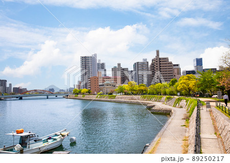 広島の市街地風景です。本川沿いの風景です。広々とした雰囲気をどうぞ。広島県 89250217