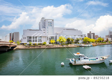広島の市街地風景です。アステールプラザが見える本川沿いです。明るく広々した雰囲気をどうぞ。広島県 89250218