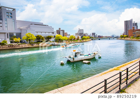 広島の市街地風景です。アステールプラザが見える本川沿いです。明るく広々した雰囲気をどうぞ。広島県 89250219
