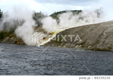 イエローストーン国立公園のファイヤーホール川 89250226