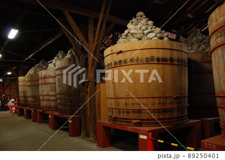 MISO barrels / 味噌蔵の内部と味噌樽(広角ワイド) MISO barrels / 味噌蔵の内部と味噌樽(広角ワイド) 89250401
