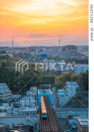 日本の横浜都市景観 夕焼けに映えるあざみ野駅方面の街並みを望む(手前は横浜市営地下鉄ブルーライン) 日本の横浜都市景観 夕焼けに映えるあざみ野駅方面の街並みを望む(手前は横浜市営地下鉄ブルーライン) 89251040