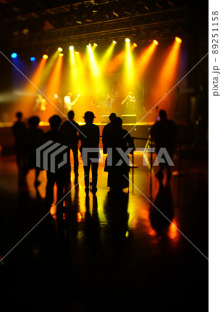 ライブハウスと観客 89251158