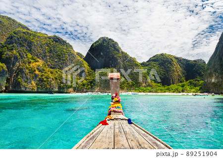 Traditional wooden boat in a picture perfect tropical bay on Koh Phi Phi Island, Thailand, Asia 89251904
