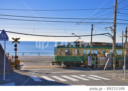 鎌倉市】鎌倉高校前駅の踏切を走る江ノ電の写真素材 [89252166] - PIXTA