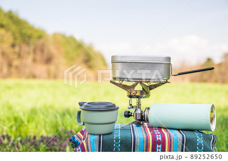 森の中で作るランチ 89252650